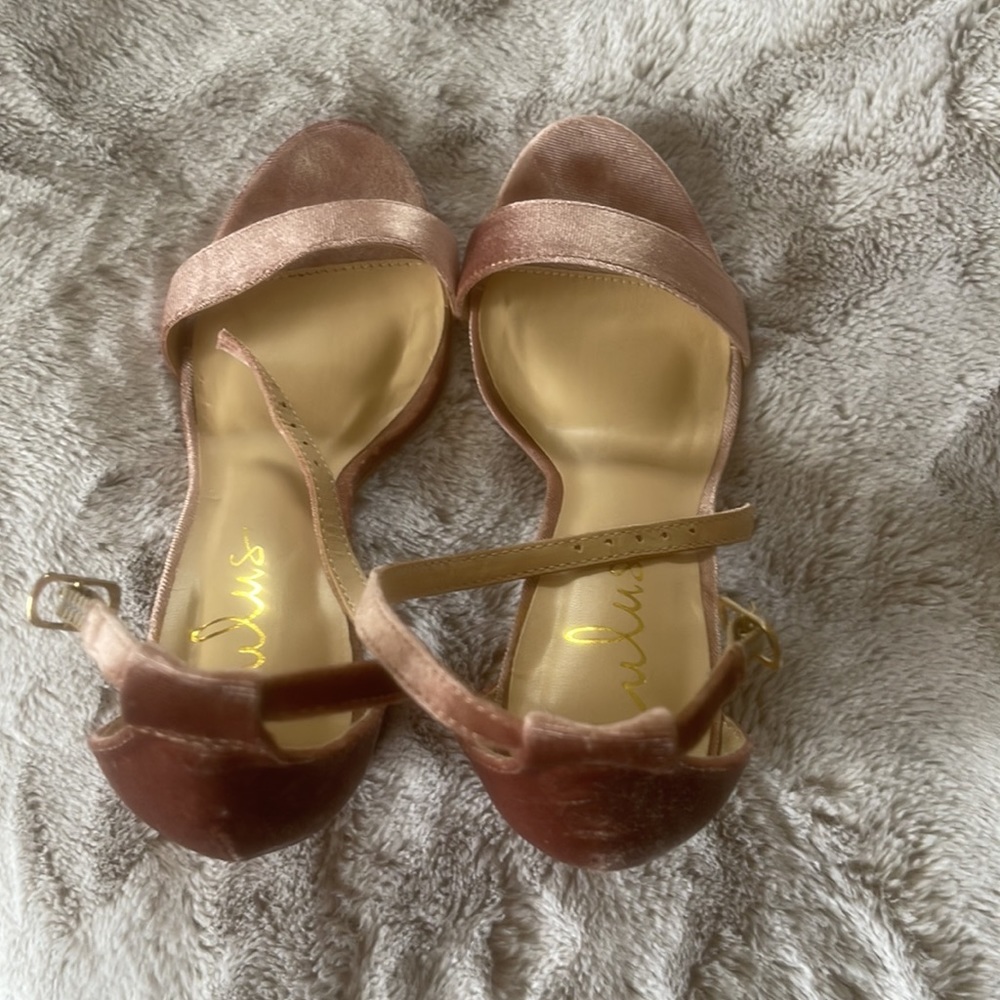 Lulu’s | Taylor Heels - Picture 4 of 7
